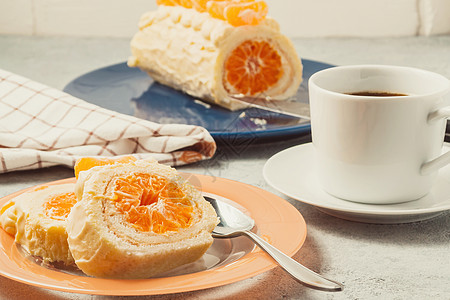 盘子和杯子甜糖卷 加奶奶油 橘子酱和咖啡杯子收据盘子饼干橙子糕点面包早餐鞭打黄油背景