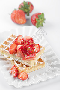 比利时在陶瓷板上涂有糖粉和草莓制品糕点盘子陶瓷蛋糕甜点胡扯早餐美食粉末图片