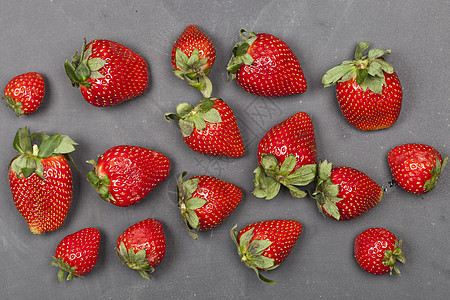 黑色背景的新鲜成熟草莓营养饮食水果甜点红色绿色食物宏观盒子浆果图片