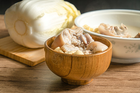 木木背景的马桶汤食物营养美食厨师饮食烹饪桌子木头午餐猪蹄背景图片