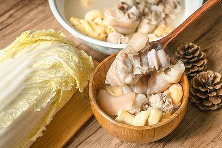 木木背景的马桶汤木头午餐食物香料饮食补品猪蹄勺子浓汤厨师图片