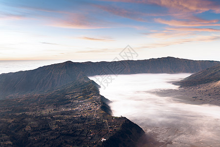布罗莫火山的日出 在印度爪哇喷射天空火山口陨石远足冒险薄雾山脉旅游游客小径图片