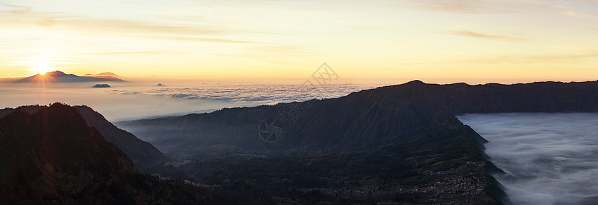 布罗莫火山的日出 在印度爪哇喷射天空薄雾游客吸引力冒险山脉小径火山火山口蓝色图片