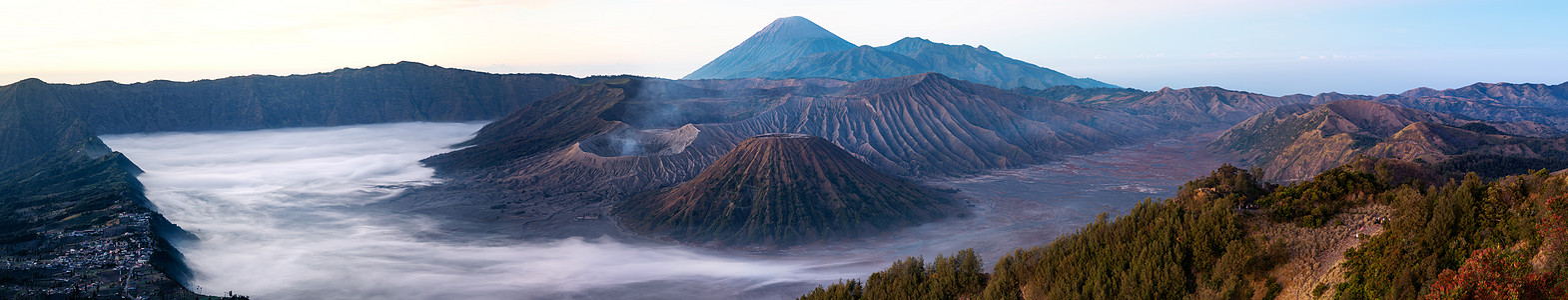 布罗莫火山的日出 在印度爪哇喷射公园冒险蓝色小径山脉薄雾环境旅游吸引力地平线图片