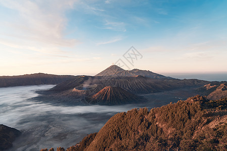 布罗莫火山的日出 在印度爪哇喷射旅游公园吸引力风景陨石山脉火山蓝色冒险游客图片