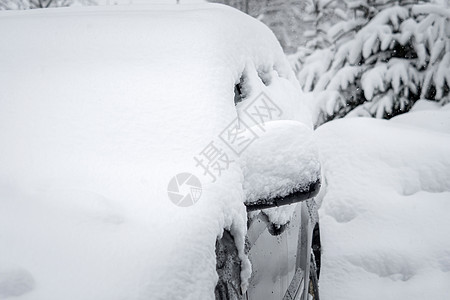 车里满是雪季节性旅行汽车天气白色运输暴风雪降雪冻结季节图片