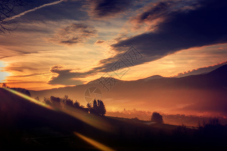 太阳升起 俯视着巴伐利亚的大阿伯图片