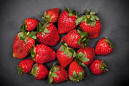 黑色背景的新鲜成熟草莓盒子甜点红色绿色食物浆果饮食营养宏观水果图片