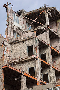 摧毁市中心一栋大建筑的拆除行动城市阳台石头窗户建筑学历史栅栏房子天空废墟图片