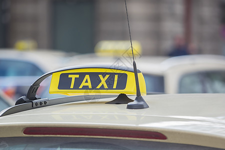 黄色出租车在城市的出租车上签名驾驶旅行汽车车轮奢华车辆运输发动机司机运动图片
