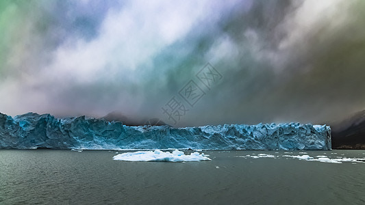 在佩里托莫雷诺冰川漂浮的冰山图片