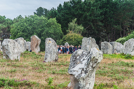 在法国布里塔尼的田地石头考古学岩石异教徒崇拜草药旅游背景图片