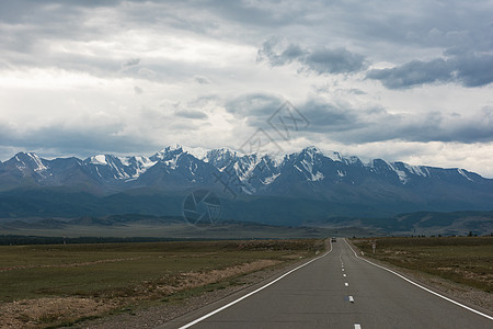 Altaai山区公路山脉季节全景风景雪地草地假期天空蓝色曲线图片