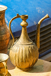 东方风格的古金属罐古董投手水壶金子黄铜厨房图片