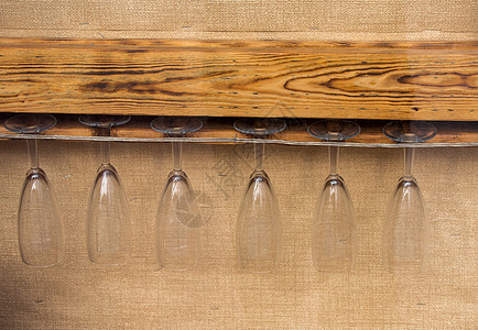 挂在展出的木制平台上的玻璃杯木头餐厅杯子饮料眼镜架子器皿玻璃图片