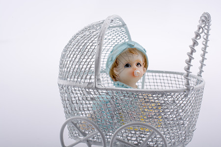 婴儿车中的小婴儿娃娃手工白色玩具金发女郎头发插图童年孩子微笑图片