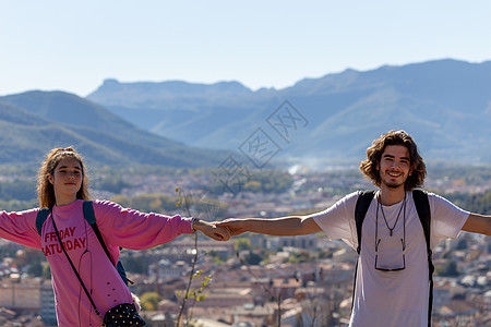 在山顶上轻松放松 享受山谷风景的皮背背背包闲暇生活爬坡女士夫妻太阳耐力冒险运动女性图片