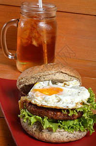 汉堡和冰茶牛肉芝麻茶点玻璃饮料包子沙拉液体胡椒芝士图片