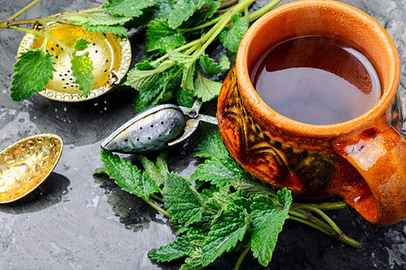 茶 有绿色新鲜美莉萨叶绿茶乡村桌子茶杯茶碗香气杯子香蜂草草药自然图片