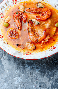 带海鲜的辣味汤盘子香料胡椒柠檬午餐鱼汤美食肉汤贝类图片