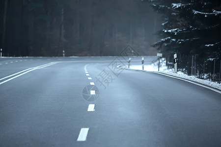 冬季的一条空车道 特别角度运输城市季节路线旅行气候车辆乡村街道沥青图片
