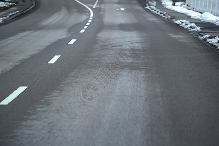 冬季的一条空车道 特别角度城市天气街道驾驶气候季节车辆地平线沥青乡村图片