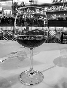 豪华餐厅两杯葡萄酒的黑色白影摄影作品酒吧食物庆典奢华液体饮料服务玻璃派对反射图片