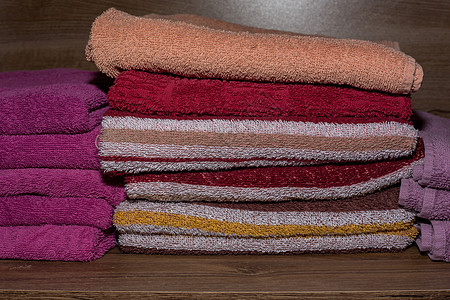 衣柜里藏着很多彩色毛巾温泉羊毛纤维折叠紧固件服装织物淋浴牛仔布衣服图片