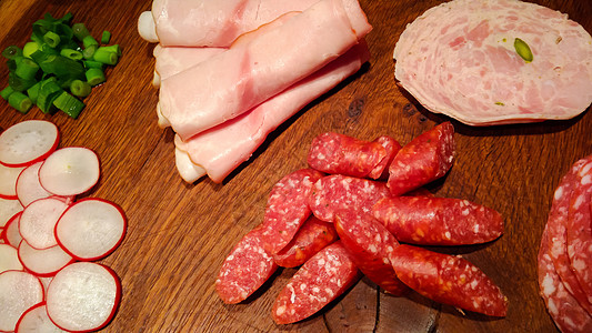 木板上的各种香肠熏制盘子桌子牛肉熟食食物猪肉火腿木头治愈图片