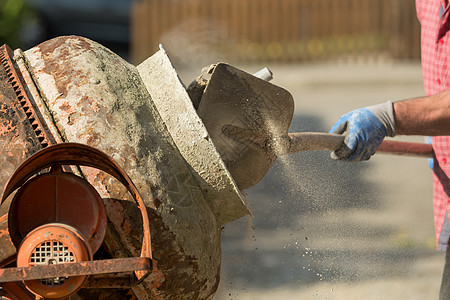 建筑工地混凝土搅拌器和手推车工具材料机器活动独轮车水泥维修工作工程瓦工图片