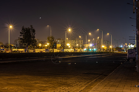 a 夜幕城市景象拍摄 用好闪电和石路图片