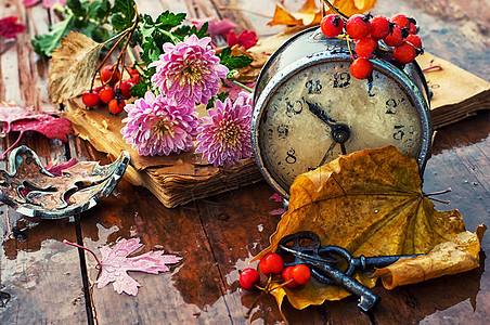 秋余生钟表历史桌子时间金属苏醒日光红色背景叶子图片