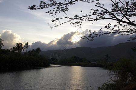 卡拉贾河天空村庄公园土地旅游树木反射对价风景岩石图片