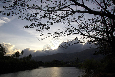 卡拉贾河对价生态土地树木公园反射天空村庄旅行溪流图片