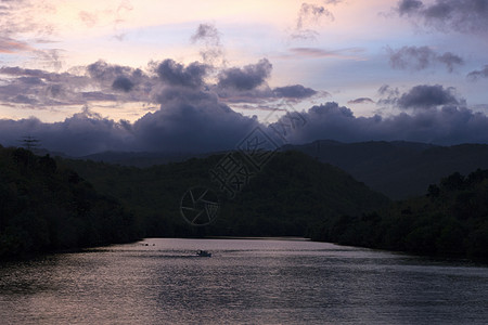 卡拉贾河场景森林土地反射村庄溪流海湾公园爬坡生态图片