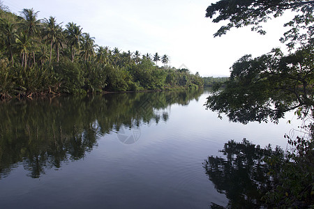 卡拉贾河场景树木岩石村庄河口溪流对价风景公园土地图片