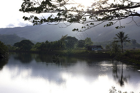 卡拉贾河季节公园风景旅游池塘树木岩石村庄旅行爬坡图片