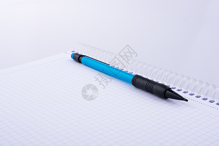 螺旋笔记本上的机械铅笔文具学校插图自动铅笔工具书写背景图片