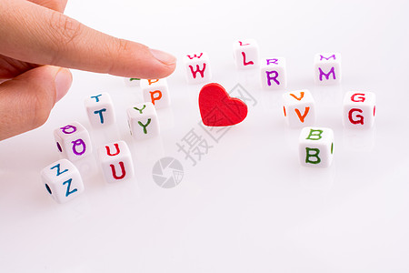 字母立方之间的心学校教育孩子积木立方体木头幼儿园婴儿红色字体图片