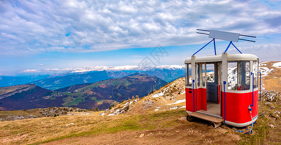 废弃在意大利Malcesine附近Monte Baldo山最高峰全景的老旧电缆式电梯Gondola出租车图片