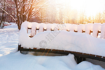 城镇广场的空木雪覆盖板凳天气降雪阳光街道气候家具雪花城市孤独寒冷图片