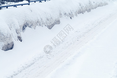 冬季道路 充斥着雪 路边漂流图片