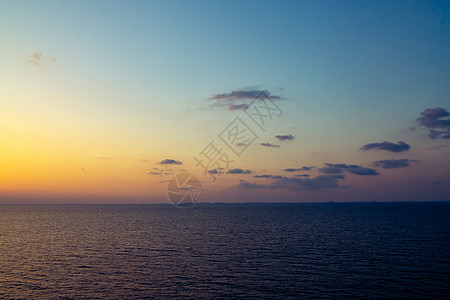 海面上多彩的日落 游轮上的海边日落图片
