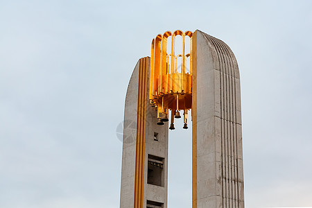 位于圣彼得堡克列斯托夫斯基岛的雅赫特大桥上 在云雾般的天空背景下 有钟楼的卡林顶端收费旅行柱子旅游遗产景观历史音乐地标游艇图片