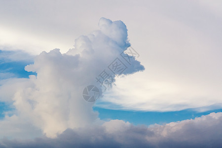 美丽的积雪云 在蓝色的天空中 在夏天的一天白色积雨天气空气圆形气氛卷云多云花纹天蓝色图片