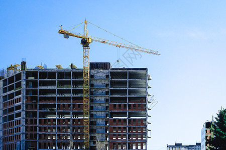 建造一座新房子 用起重机倒灌整石化混凝土天空工业蓝色建筑学商业摩天大楼建筑城市工程工作图片