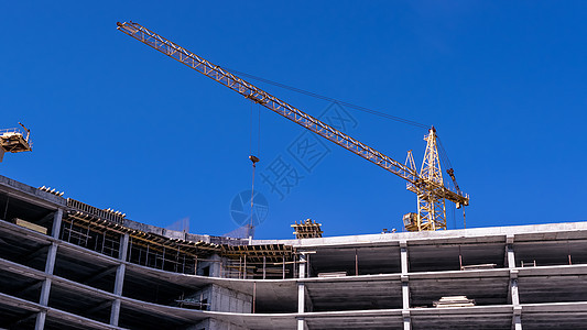 建造一座新房子 用起重机倒灌整石化混凝土摩天大楼建筑学蓝色商业工业天空城市建筑工作工程图片