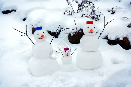 欢乐的雪人家庭为冬天到来和第一次大雪欢喜薄片微笑故事新年喜悦雪堆冻结雪花仙境乐趣图片