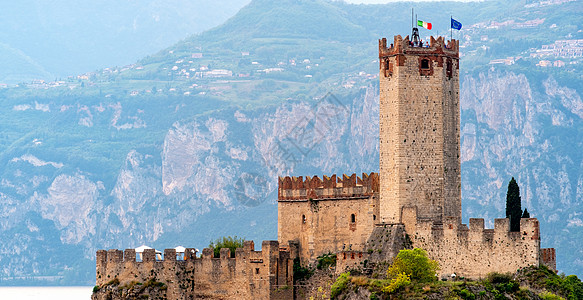 意大利Verona省维内托地区湖上的的马尔西辛城堡图片