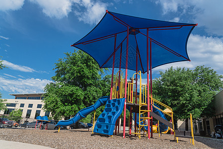 在德克萨斯州达拉斯附近的邻里游乐场 配有多彩结构设备运动力量教育游戏院子人行道娱乐孩子操场锻炼图片